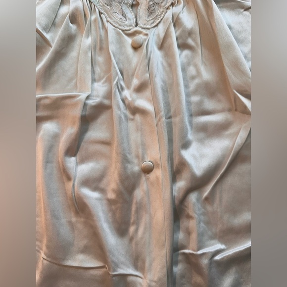 Vintage Vanity Fair White w/ Colorful Flower Lace Details Sleep shirt. Size Med - Picture 4 of 9